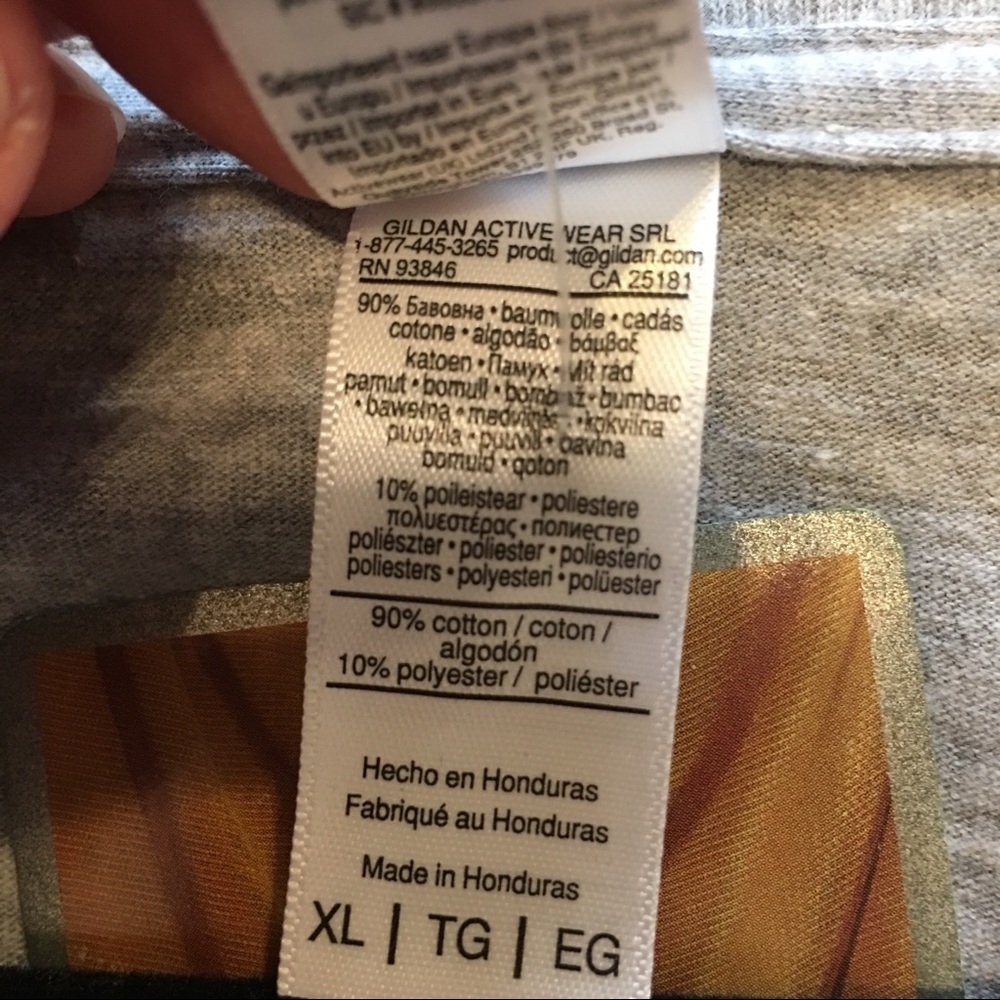 NWT • Unisex plans with dog graphic tee • V -Neck - Picture 5 of 6